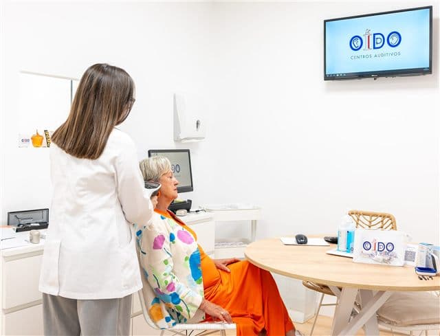 Cuatro centros auditivos de Oído en Pontevedra y Lugo y un mismo equipo